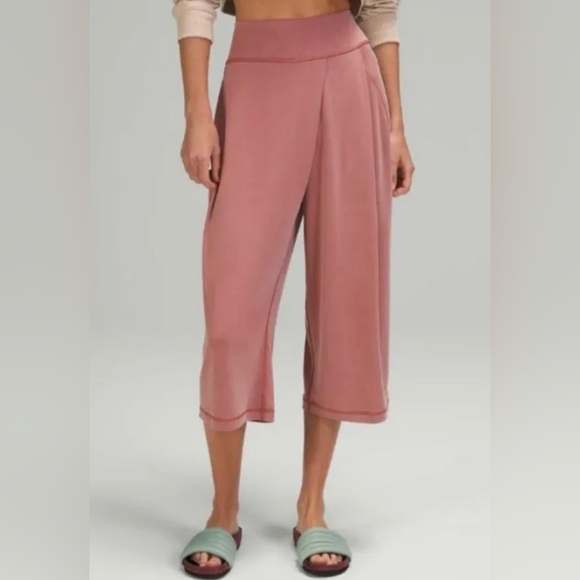 lululemon athletica Pants - Women’s lululemon Wide-Leg High-Rise Crop 19” Yoga Pants Spiced Chai Size 8